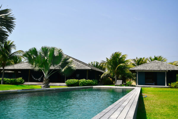 Imagem 2 de Casa grande com terreno amplo, frente ao mar e piscina no Pontal do Maceió